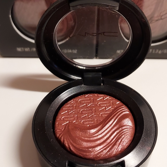 MAC Extra Dimension Eye Shadow *AMOROUS ALLOY* - Picture 3 of 5